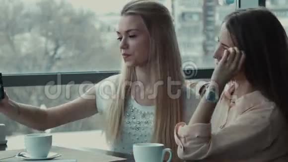 两个女朋友在咖啡馆自拍视频的预览图