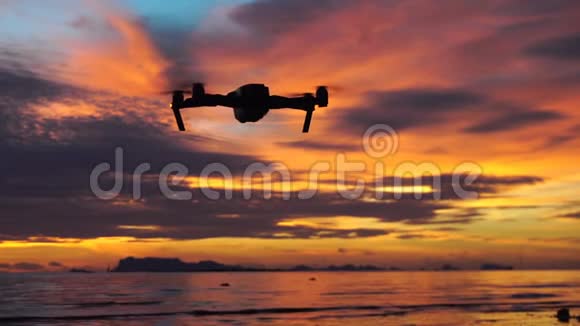 日落时分在海面上空飞翔的无人机视频的预览图