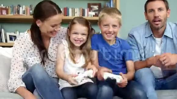 可爱的家庭玩电子游戏视频的预览图