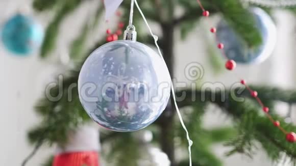 用圣诞玩具装饰的圣诞树的特写镜头慢动作3840x2160视频的预览图