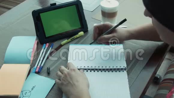 自由职业者在咖啡馆工作使用触摸板和绿色屏幕视频的预览图