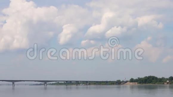 夏日阳光明媚海鸥带着桥在河面上飞翔视频的预览图