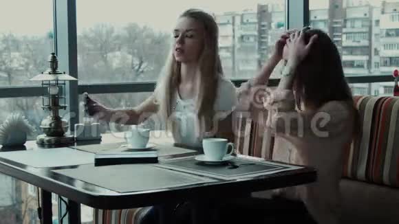 两个女朋友在咖啡馆自拍视频的预览图