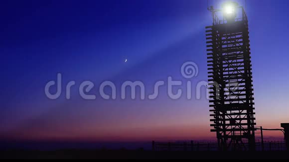 海滩上的木制灯塔蓝天上的月亮视频的预览图