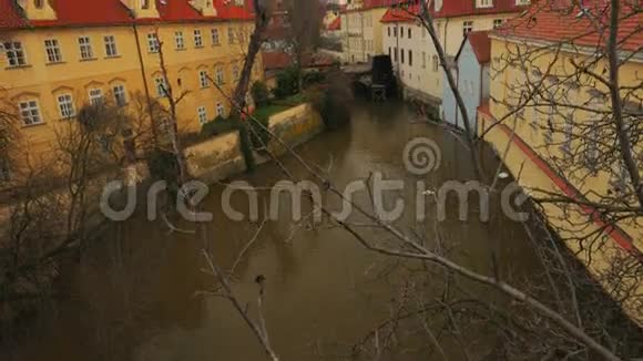 布拉格运河及周边的倾斜镜头视频的预览图