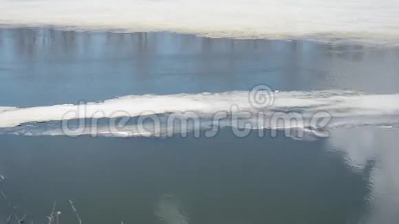 春天浮在河上冰融化在河上视频的预览图