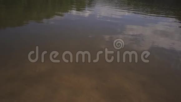现代智能手机落在湖水中四周溅起水花视频的预览图