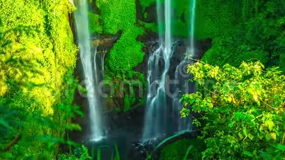 4K时间点塞库姆普尔瀑布隐藏在巴厘岛的处女天堂2015年7月15日印度尼西亚巴厘岛视频的预览图