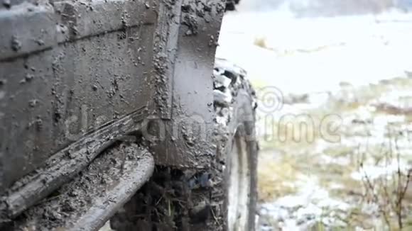 非常脏的吉普车在泥泞和雪地上踩得很宽速度很慢视频的预览图
