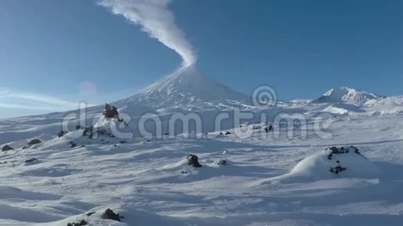 冬季喷发KlyuchevskayaSopka堪察加半岛的活层火山视频的预览图