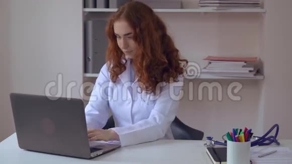 治疗师在办公室使用笔记本电脑工作视频的预览图