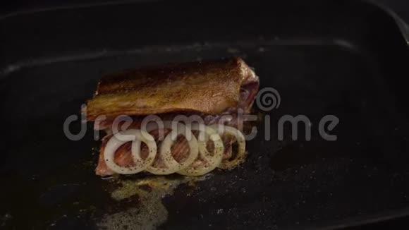 红鱼片在深锅里煎视频的预览图