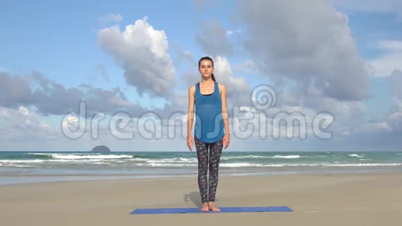这个女孩在越南的海滩上做瑜伽姿势锻炼平静与和谐视频的预览图