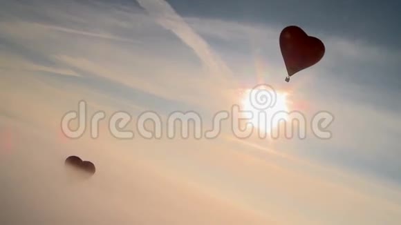 热气球心形飞行在黎明的薄雾中视频的预览图