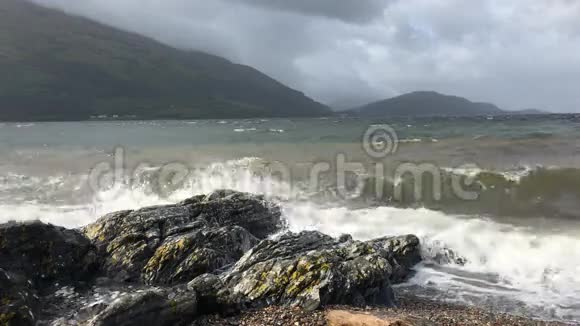 苏格兰林河湖4K超高清波中断视频的预览图