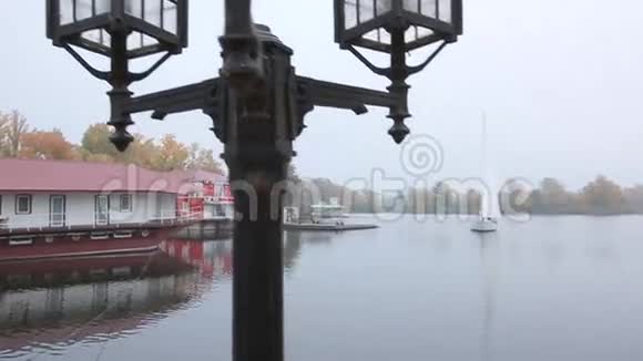河上的灯笼船在河上漂浮视频的预览图