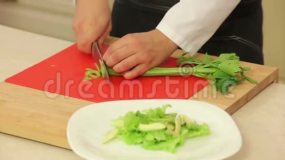 厨师切芹菜做沙拉视频的预览图