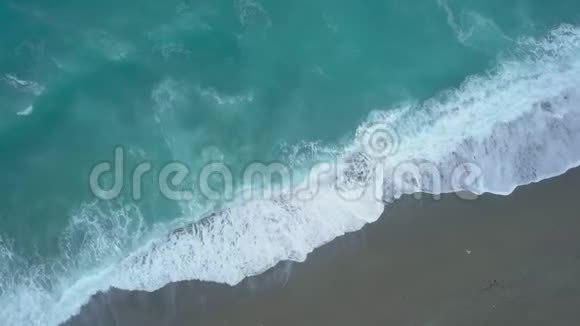 空中的绿松石海波从空海滩上飞起溅起浪花视频的预览图
