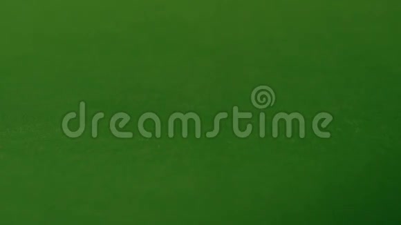 绿色背景上的白豆慢动作特写镜头水平和垂直平底锅3射击视频的预览图