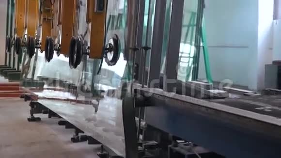机器正在铺设大片玻璃全高清视频的预览图