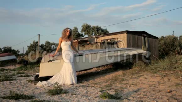 新娘穿着婚纱站在船边视频的预览图