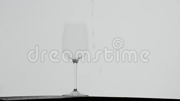 白藤倒在玻璃杯里视频的预览图