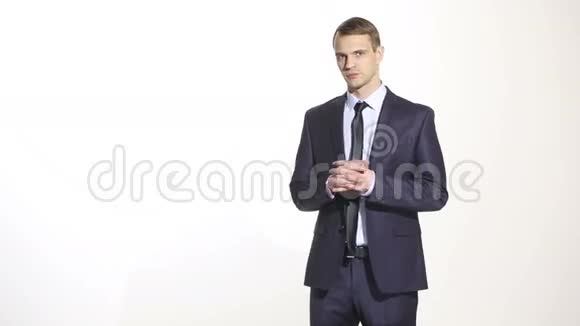 肢体语言穿商务服的男人孤立的白色背景培训管理人员销售代理有联系的手指中部视频的预览图