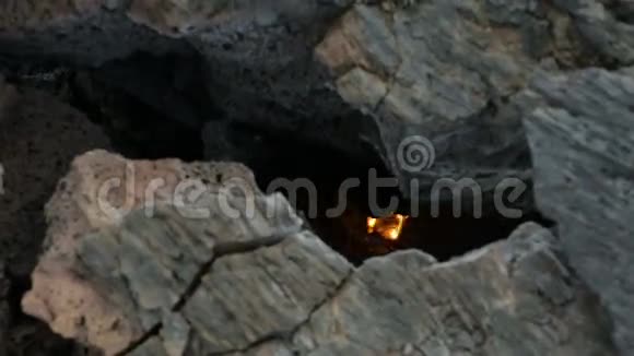 2012年托尔巴契克火山爆发造成的冻结熔岩流破裂视频的预览图