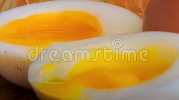 黄色蛋黄软煮蛋视频的预览图