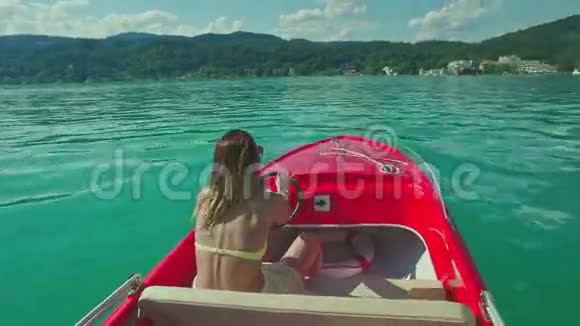 一位美丽的女士驾驶着一艘摩托艇行驶在沃瑟斯湖上视频的预览图