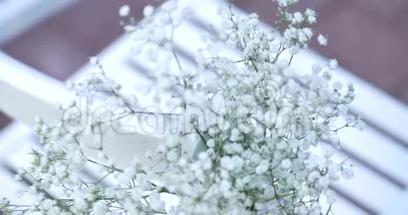 带花的白色结婚椅户外婚礼花园里的婚礼视频的预览图