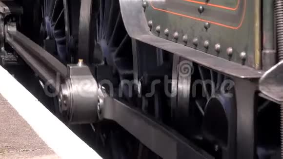 蒸汽机低镜头车轮移动过相机慢慢4K视频的预览图