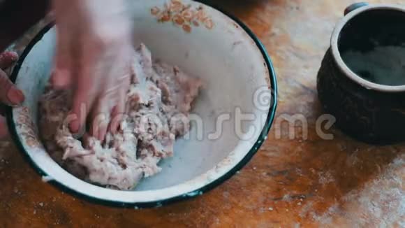 手在碗里搅拌肉末视频的预览图