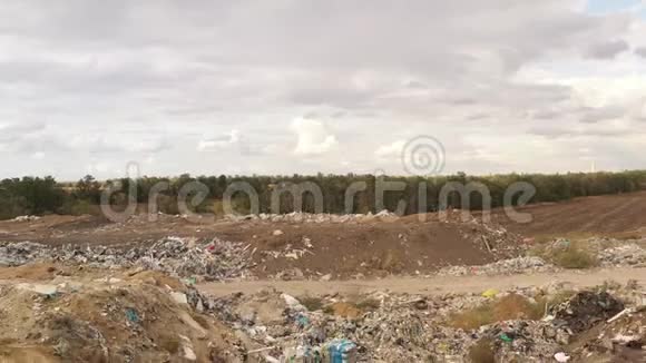 鸟瞰图分拣现场大垃圾堆垃圾堆放在垃圾场消费造成的环境污染视频的预览图