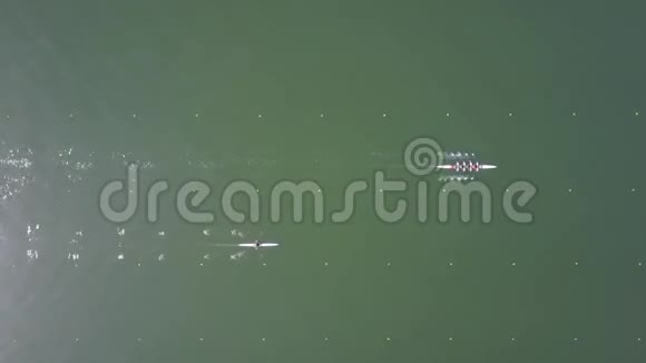 Kawaguchiko湖上的皮艇表演无人机射击俯视图视频的预览图