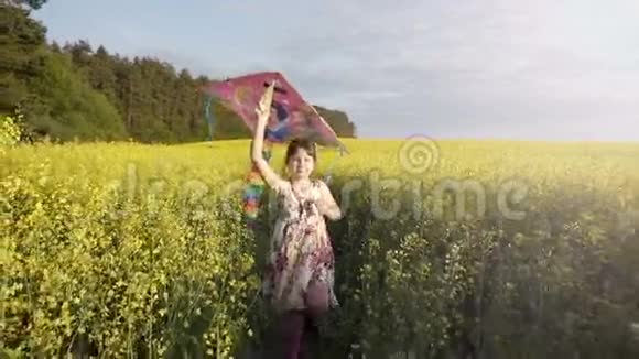 可爱的女孩和风筝在一起视频的预览图