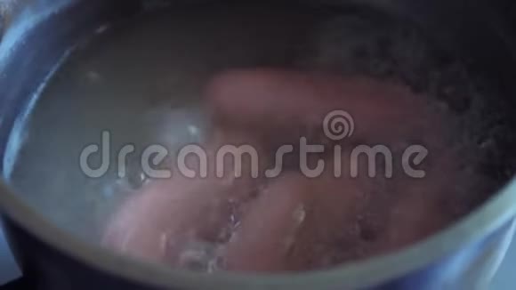 维纳香肠食品肉概念香肠用平底锅煮炖菜一种平底锅的生活方式视频的预览图