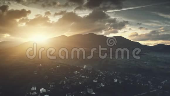 高地村庄黎明阳光景色鸟瞰视频的预览图