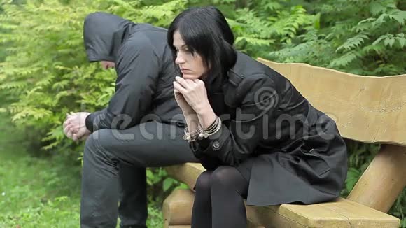 一对沮丧的夫妇坐在公园的长凳上视频的预览图