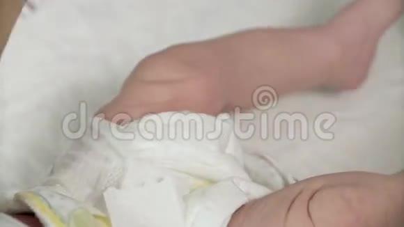 妈妈扣着新生儿婴儿装换尿布视频的预览图