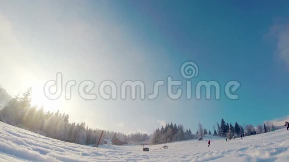 滑雪者在摄像机旁边经过雪视频的预览图