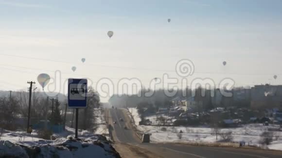 在城市道路上飞行的热气球视频的预览图