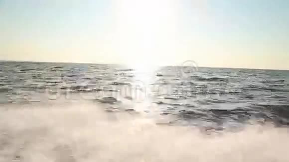 漂浮托盘上的海上喷雾视频的预览图