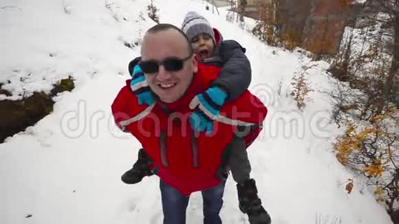 父子俩在雪地上玩得开心视频的预览图