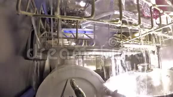 在洗碗机里慢动作视频的预览图