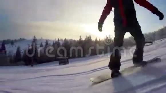 滑雪者爬上一座山视频的预览图