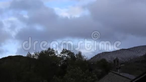 法国时间推移拍摄的具有移动云层的比利牛斯村视频的预览图