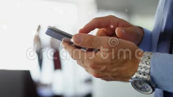 商人用手机包围白泡效应视频的预览图