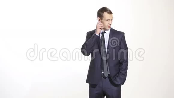 肢体语言穿商务服的男人孤立的白色背景抓挠摩擦耳朵不信任说话者的姿态视频的预览图