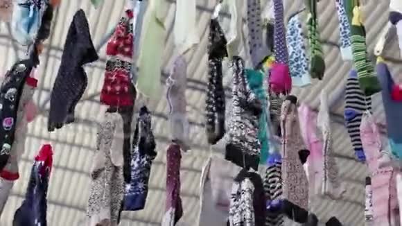 服装市场夏天土耳其市场上挂在绳子上的袜子视频的预览图